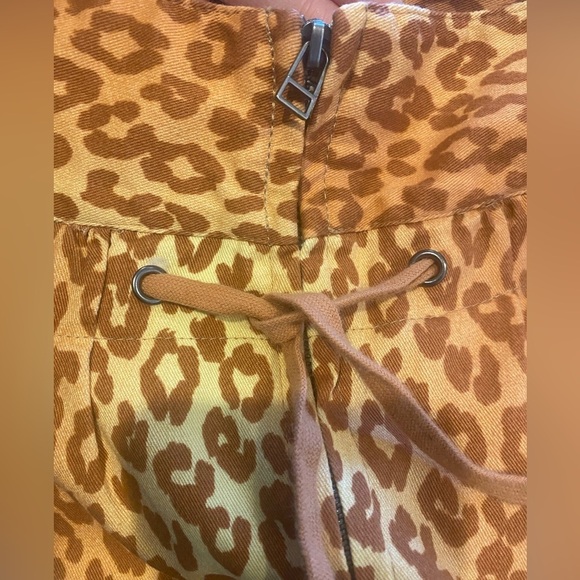 Venus Womens Pants Size 4 Orange Peach Brown Leopard Print Barrel Jeans - Picture 3 of 4